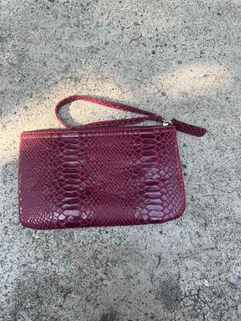 Pouch Burgundy Snake Print Wristlet (Category: Luxury Bags & Wallets) located in San Juan City. Submitted by outwithit (Listing ID 1440325801, Image 2). Description: Dm for more information -More pictures about the product -Close up pictures -Type of material RFS: Decluttering Can negotiate if buying 2 or more items Delivery fee will be shouldered by buyer Strictly payment first if delivery/ No COD DM FOR MORE INFORMATION!.