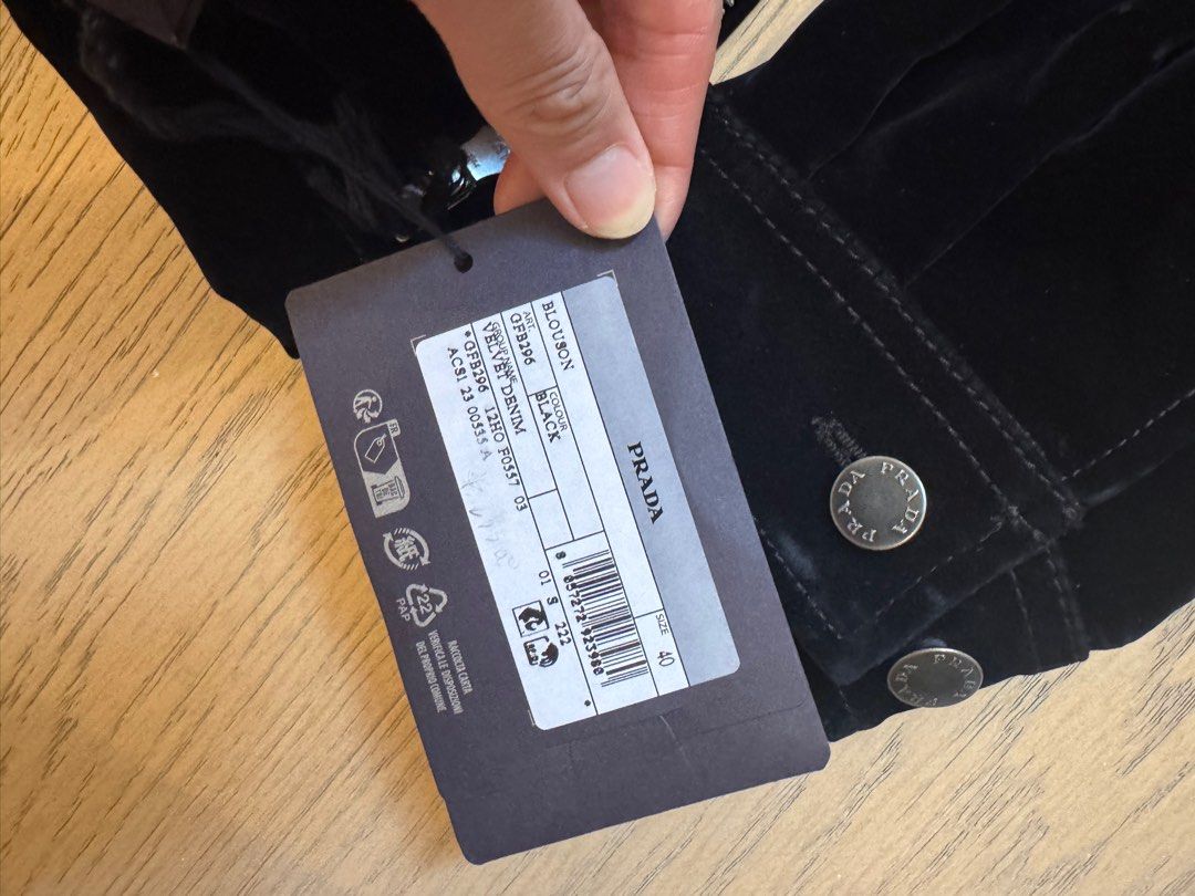 Prada jacket （分類：外套及戶外衣服）位於 Hong Kong。 由 crew401 提交（商品編號 1440259261，圖片 4）。簡介： 。