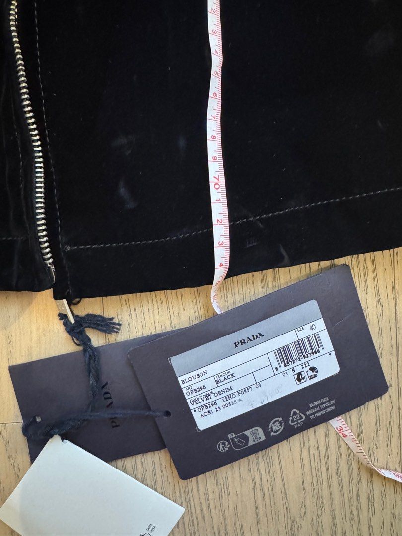 Prada jacket （分類：外套及戶外衣服）位於 Hong Kong。 由 crew401 提交（商品編號 1440259261，圖片 8）。簡介： 。