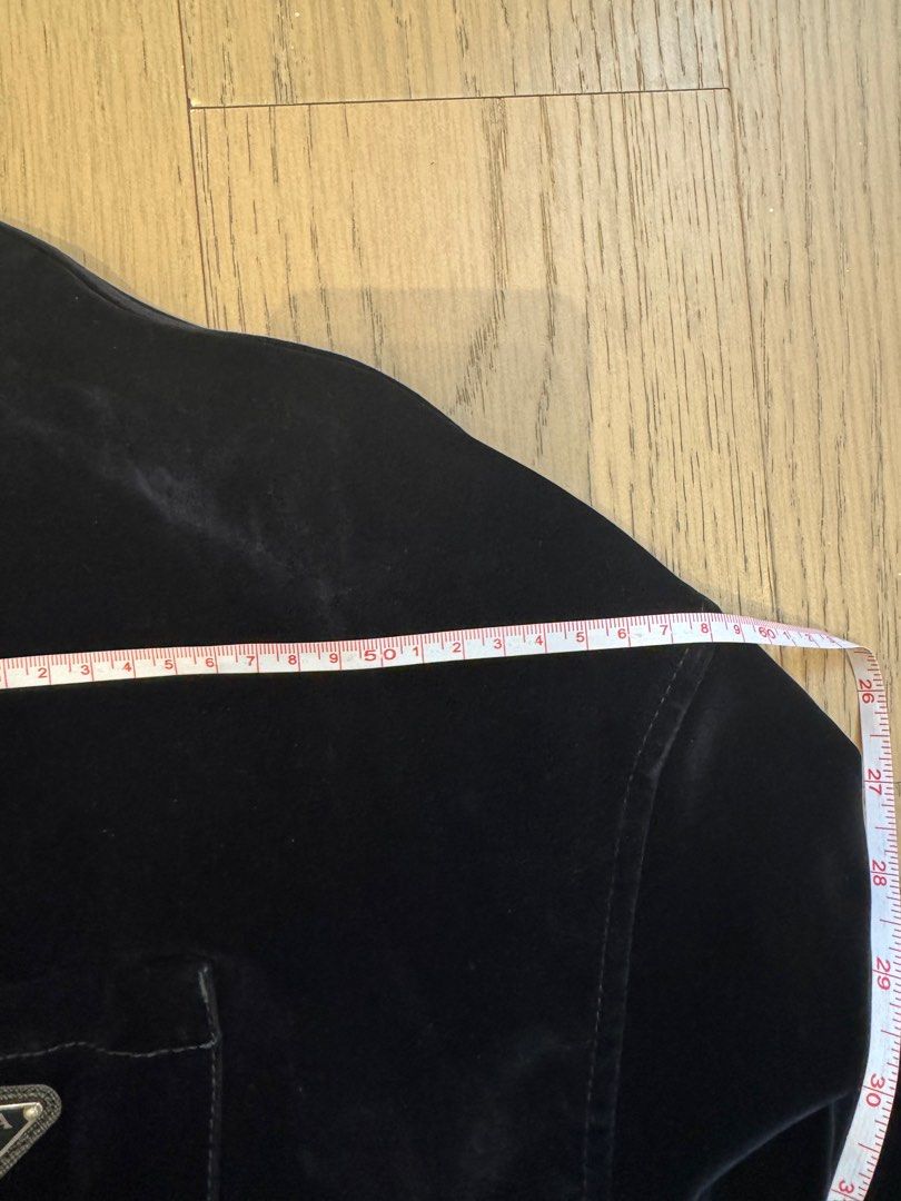 Prada jacket （分類：外套及戶外衣服）位於 Hong Kong。 由 crew401 提交（商品編號 1440259261，圖片 7）。簡介： 。