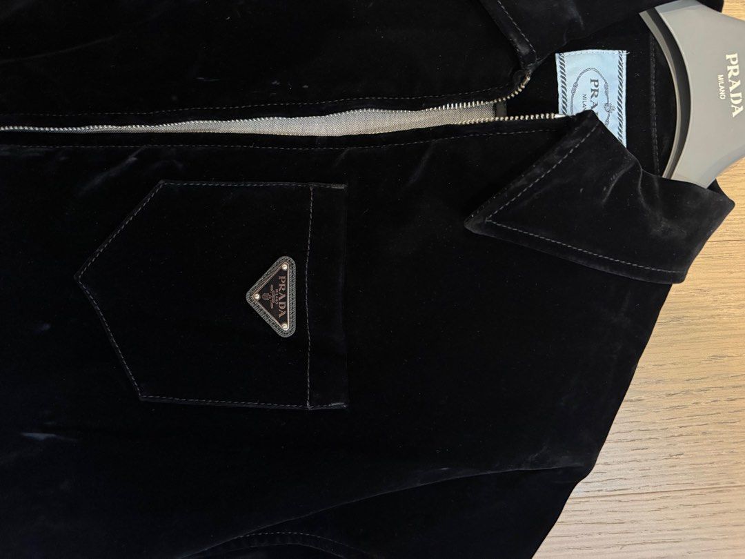 Prada jacket （分類：外套及戶外衣服）位於 Hong Kong。 由 crew401 提交（商品編號 1440259261，圖片 2）。簡介： 。