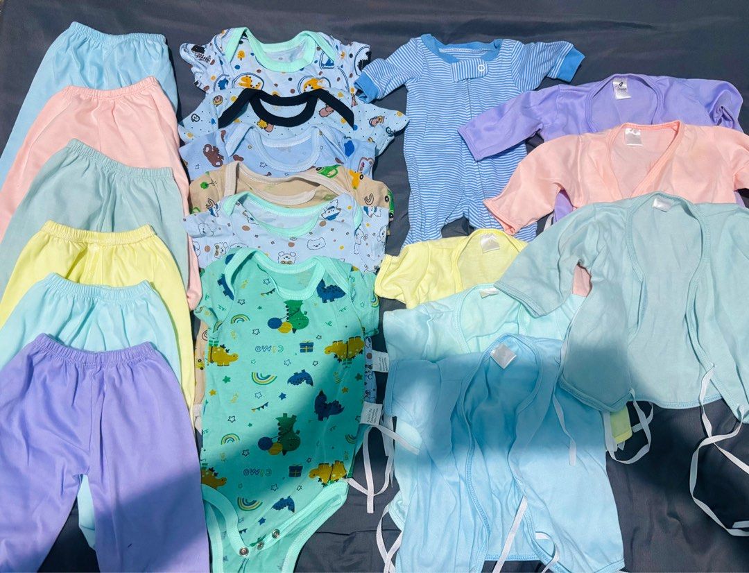 Preloved items for baby boy 0-3mos (Category: Babies & Kids Fashion) located in Manila. Submitted by car05b (Listing ID 1440324885, Image 1). Description: Preloved items baby boy 0-3mos with gloves and booties yung baru-baruan wala lang sa picture. Loc pasig.