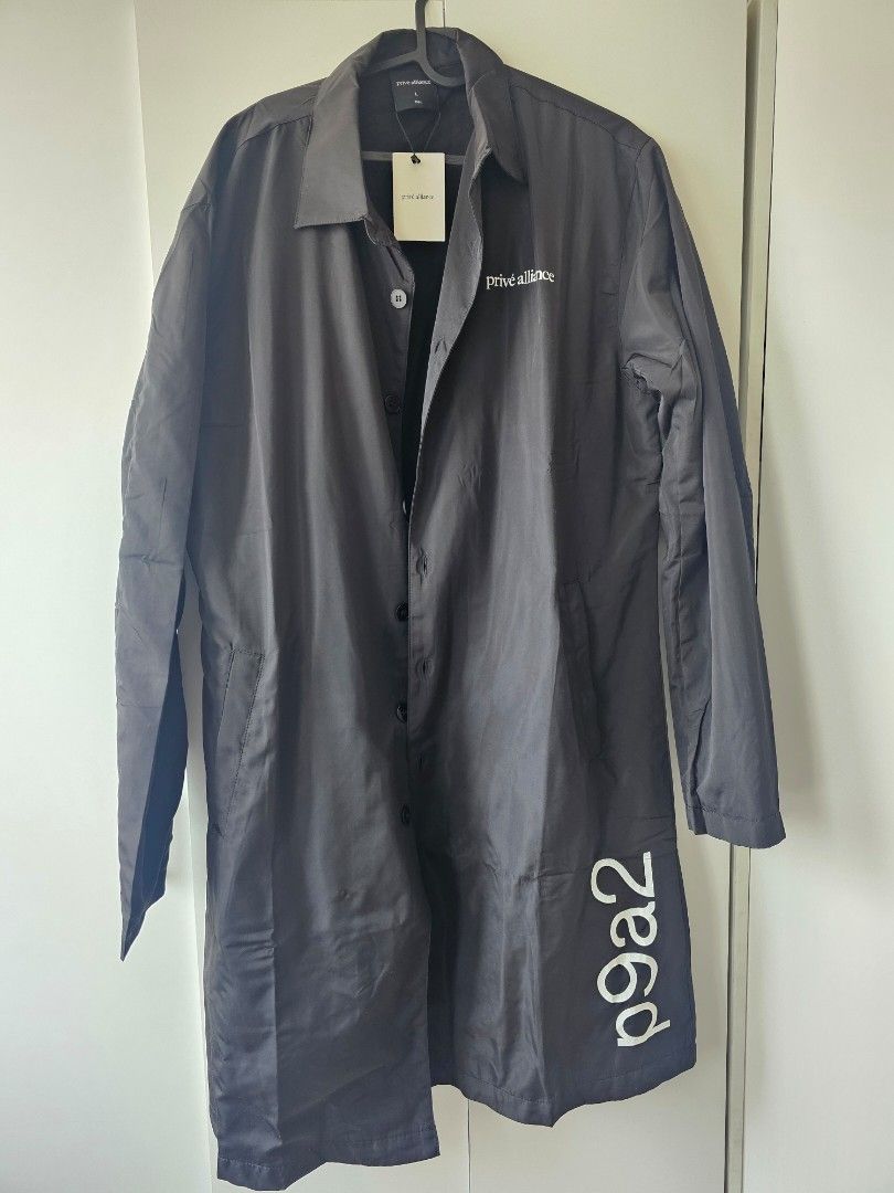 Privé Alliance Black Longline Jacket Bounce (Category: Coats, Jackets and Outerwear) located in Pasig City. Submitted by mingyu. (Listing ID 1440248399, Image 2). Description: - Privé Alliance black longline jacket - Button-up front with collar - Features text graphic on the side and chest - Ideal for layering Negotiable .