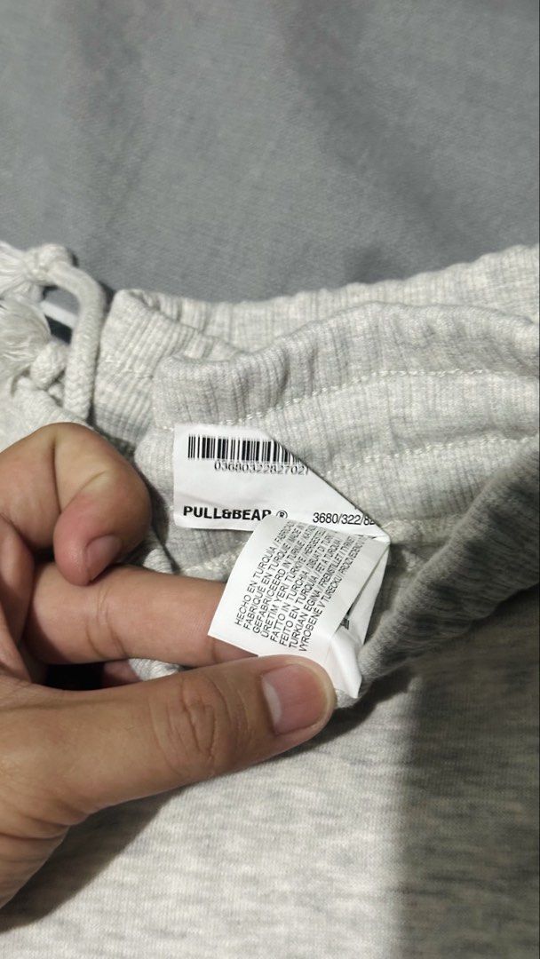 Pull&Bear Grey Santa Monica Sweatshirt & Joggers Set Size L (Category: Sets & Coordinates) located in Paranaque City. Submitted by pumpkinhead25 (Listing ID 1440304073, Image 3). Description: Pull&Bear Sweatshit & Sweatpants Orignal Size Large No issue Brandnew condition Used once pinang taiwan lang Original each price 1990.