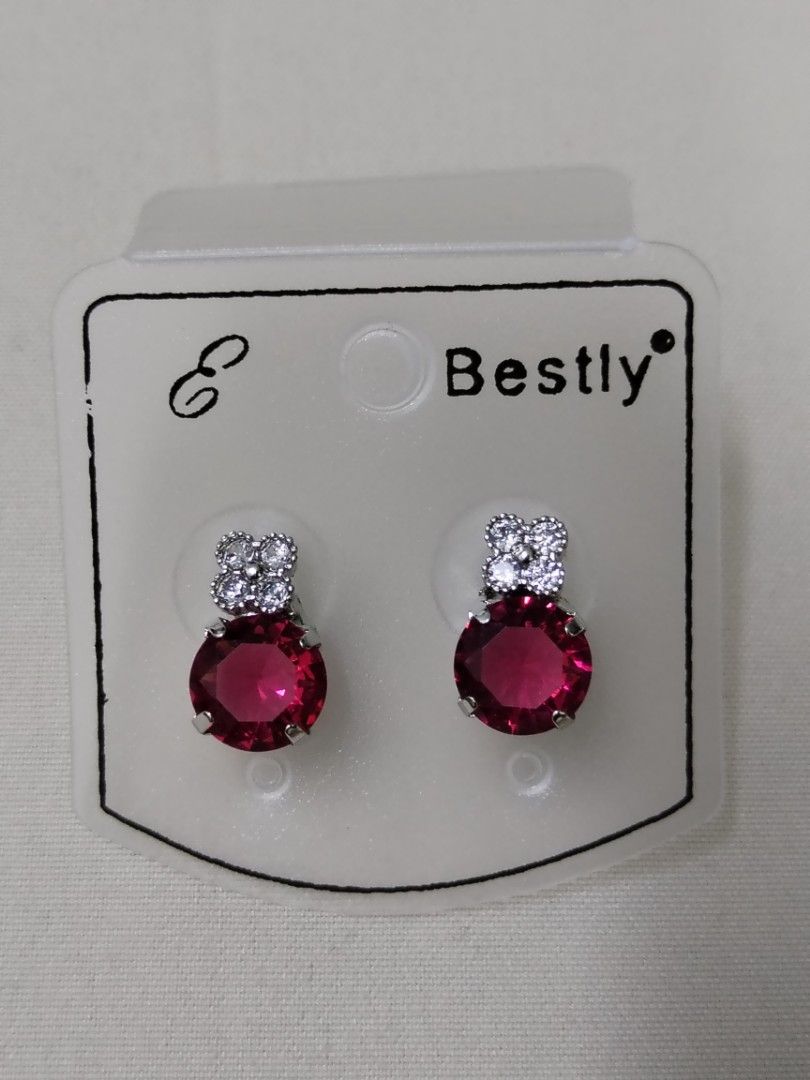 Ruby Red Stud Earrings (Category: Earrings) located in Klang. Submitted by ddknry (Listing ID 1440363003, Image 1). Description: Cute ruby red stud earrings with diamond-like accents. Sparkles beautifully. .