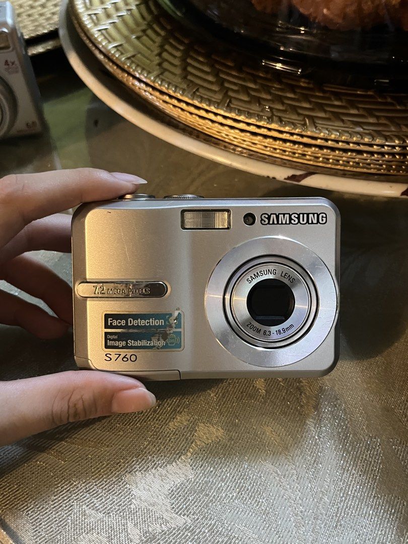 Samsung S760 Digital Camera (Category: Cameras) located in Las Pinas. Submitted by tokyoviiee (Listing ID 1440368231, Image 1). Description: issue: - yung output ng pics is overexposed minsan and may lines, minsan may lumilitaw rin na minimal spots - nagbubukas but white screen lang lumalabas details: buttons are working flash is working all filters working record video is working note: tinest ko na but white screen lang lumalabas, need pagawa ca