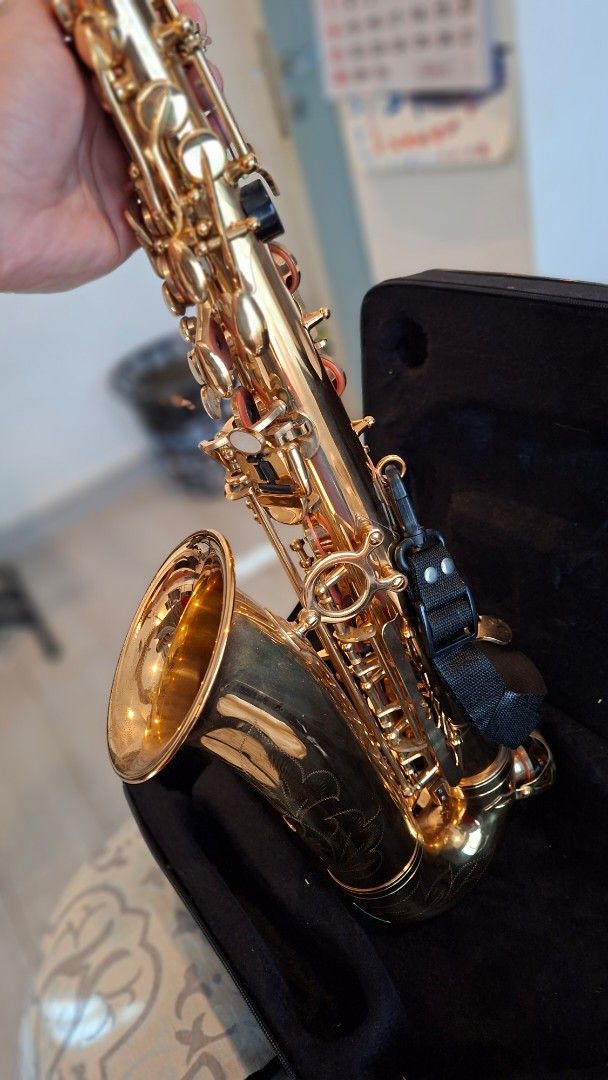 Saxophone with Case (Category: Musical Instruments) located in Quezon City. Submitted by nash1009 (Listing ID 1440327237, Image 3). Description: Saxophone alto Lazer Comes with full equipment Cleaning and box Zipper ng box sira.