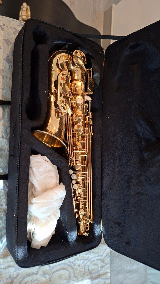 Saxophone with Case (Category: Musical Instruments) located in Quezon City. Submitted by nash1009 (Listing ID 1440327237, Image 2). Description: Saxophone alto Lazer Comes with full equipment Cleaning and box Zipper ng box sira.