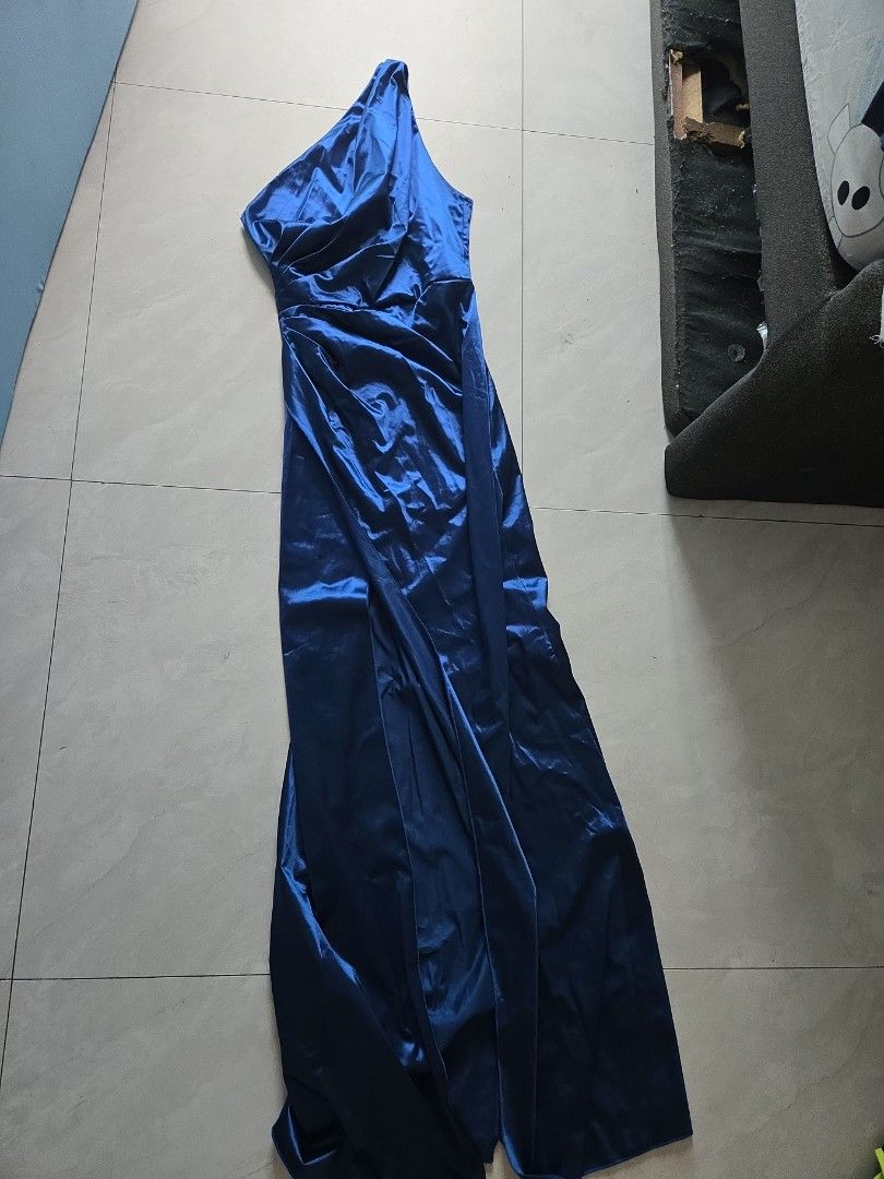 Shein Navy Blue Satin Long Gown (Category: Evening dresses & gowns) located in Pasig City. Submitted by izzy0202 (Listing ID 1440228860, Image 1). Description: - Elegant navy blue satin gown - Floor-length design - Shimmering satin fabric for a beautiful drape - Ideal for formal events, parties, and evening wear - Classic, versatile silhouette.