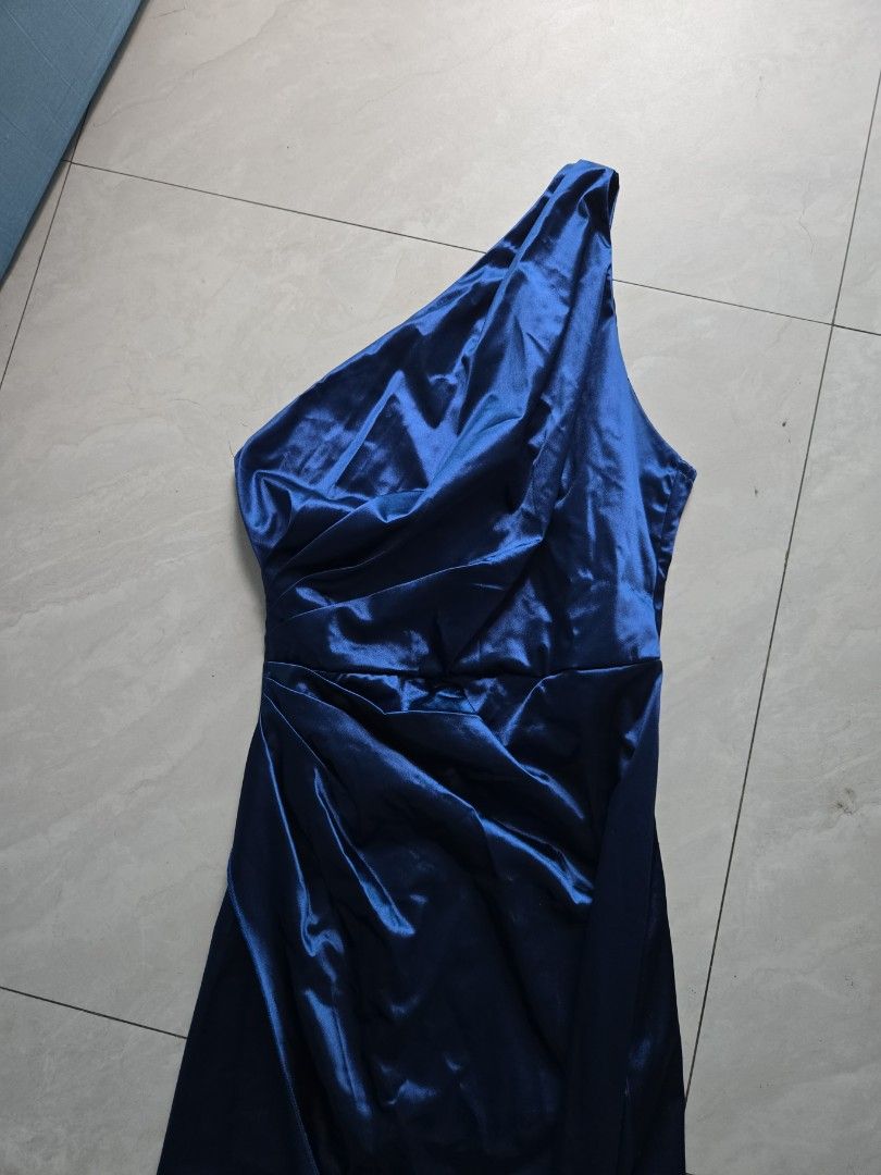 Shein Navy Blue Satin Long Gown (Category: Evening dresses & gowns) located in Pasig City. Submitted by izzy0202 (Listing ID 1440228860, Image 2). Description: - Elegant navy blue satin gown - Floor-length design - Shimmering satin fabric for a beautiful drape - Ideal for formal events, parties, and evening wear - Classic, versatile silhouette.