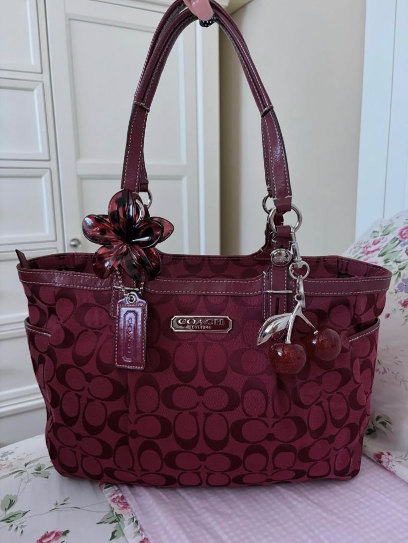 SOLD! Coach Gallery Wine Red Tote (Category: Shoulder Bags) located in Dagupan City. Submitted by emmanreyes (Listing ID 1440204511, Image 1). Description: .