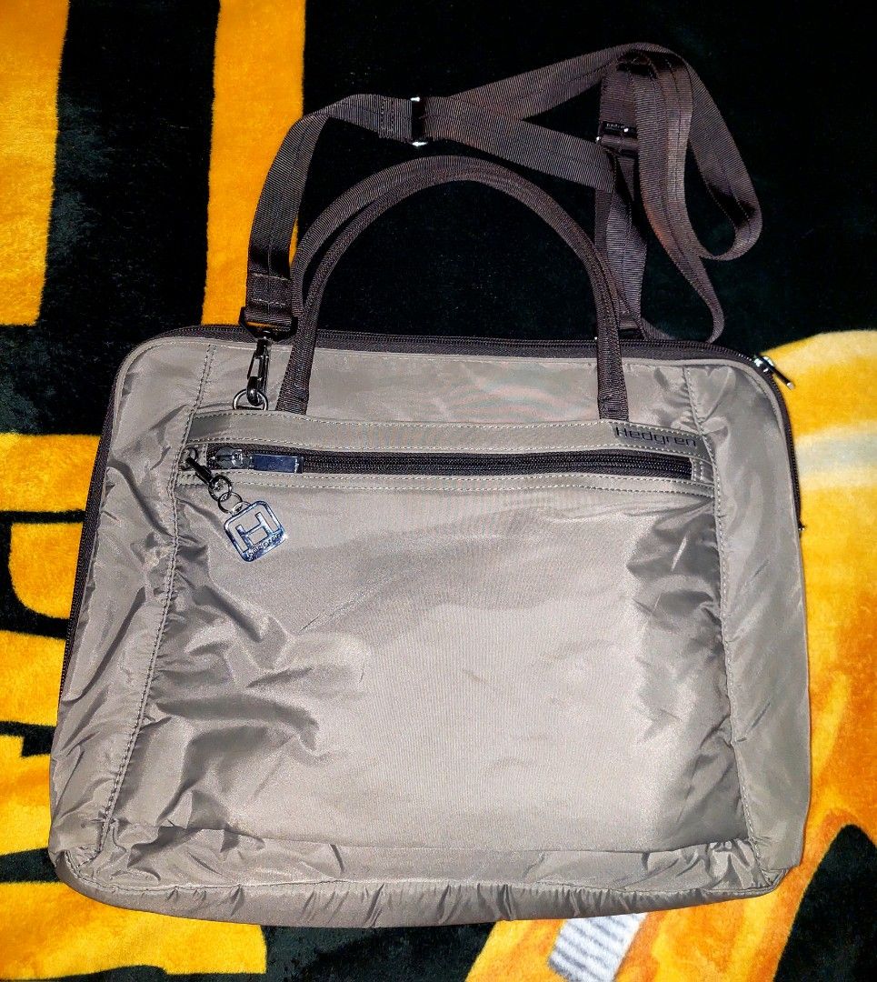 Targus Laptop Bag with Shoulder Strap (Category: Laptop Bags & Sleeves) located in Puerto Princesa. Submitted by YeSurJOMS (Listing ID 1440329637, Image 1). Description: - Grey hedgren laptop bag - Approx. 15 inches wide - Front zip pocket for quick access - Spacious main compartment - Detachable shoulder strap for versatile carrying - Ideal for laptops and daily essentials.
