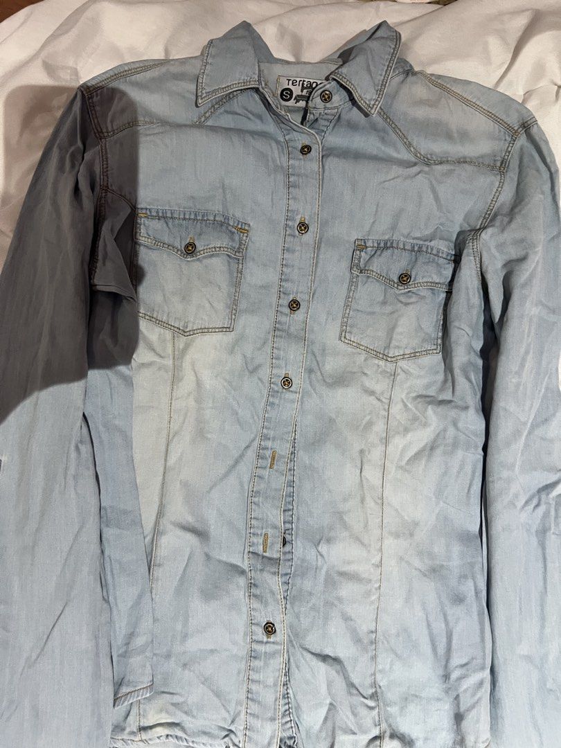 Terranova Light Wash Denim Shirt (Category: Shirts) located in Paranaque City. Submitted by ellies.corner (Listing ID 1440338572, Image 2). Description: - Terranova light wash denim shirt - Button-up front - Two chest pockets - Long sleeves with button cuffs - Estimated size: S - Ideal for casual wear, pairs well with jeans or shorts.
