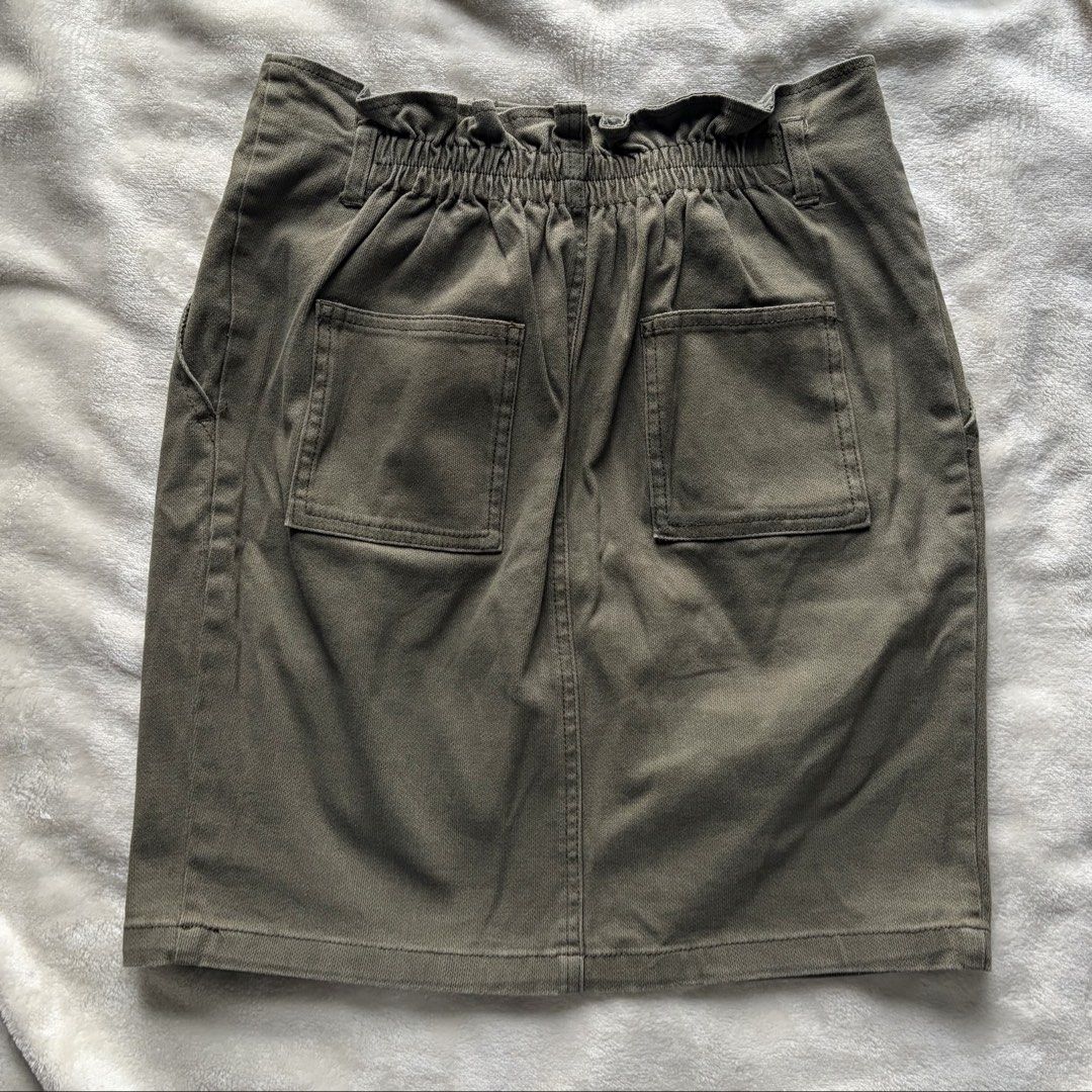 Thrifted Olive Green Skirt (Category: Skirts) located in Binan City. Submitted by anx4m (Listing ID 1440260789, Image 3). Description: No issues Size M Measurements: - Waist: 26-34” - Hips: 36” - Length: 18”.