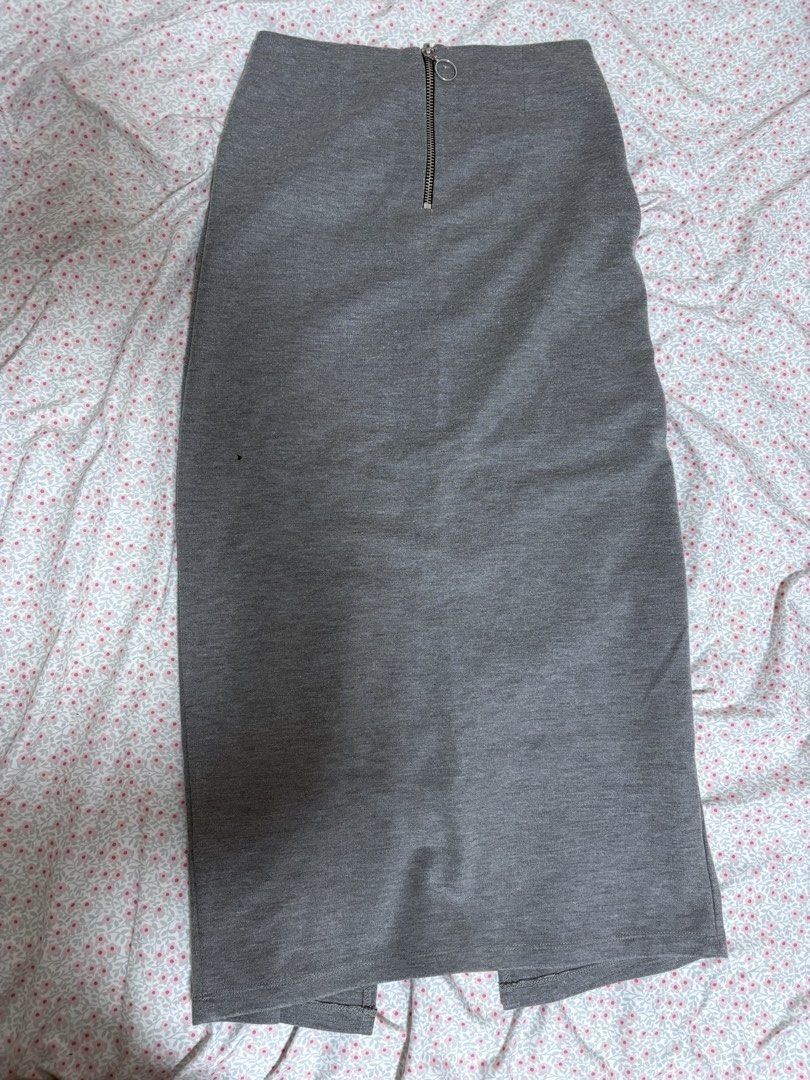 TOPSHOP Grey Midi Skirt with Front Slit (Category: Skirts) located in Las Pinas. Submitted by flrmz (Listing ID 1440301911, Image 2). Description: Rfs: no longer using. .