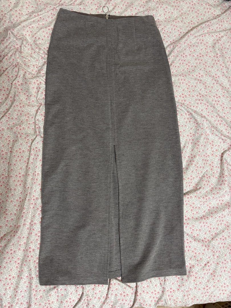 TOPSHOP Grey Midi Skirt with Front Slit (Category: Skirts) located in Las Pinas. Submitted by flrmz (Listing ID 1440301911, Image 1). Description: Rfs: no longer using. .