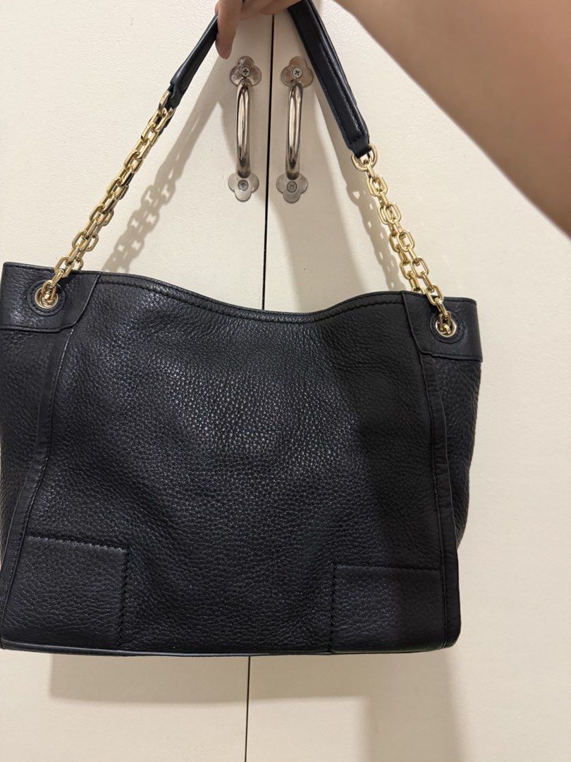 Tory Burch Britten (Category: Shoulder Bags) located in Cebu City. Submitted by shopnsave2015 (Listing ID 1440308188, Image 2). Description: In excellent used condition With dust bag Pwed sa maarte No flaws 11.5x8.5x4.5 ang size .