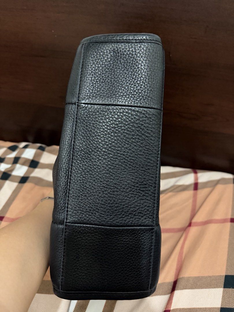 Tory Burch Britten (Category: Shoulder Bags) located in Cebu City. Submitted by shopnsave2015 (Listing ID 1440308188, Image 3). Description: In excellent used condition With dust bag Pwed sa maarte No flaws 11.5x8.5x4.5 ang size .