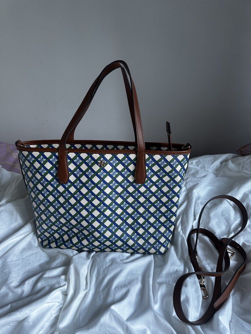 Tory Burch Tote Bag - Monogram Print (Category: Luxury Bags & Wallets) located in Manila. Submitted by ckaicee9249143 (Listing ID 1440251216, Image 3). Description: 💯ORIGINAL Lightly used Meet up or del Loc: makati.