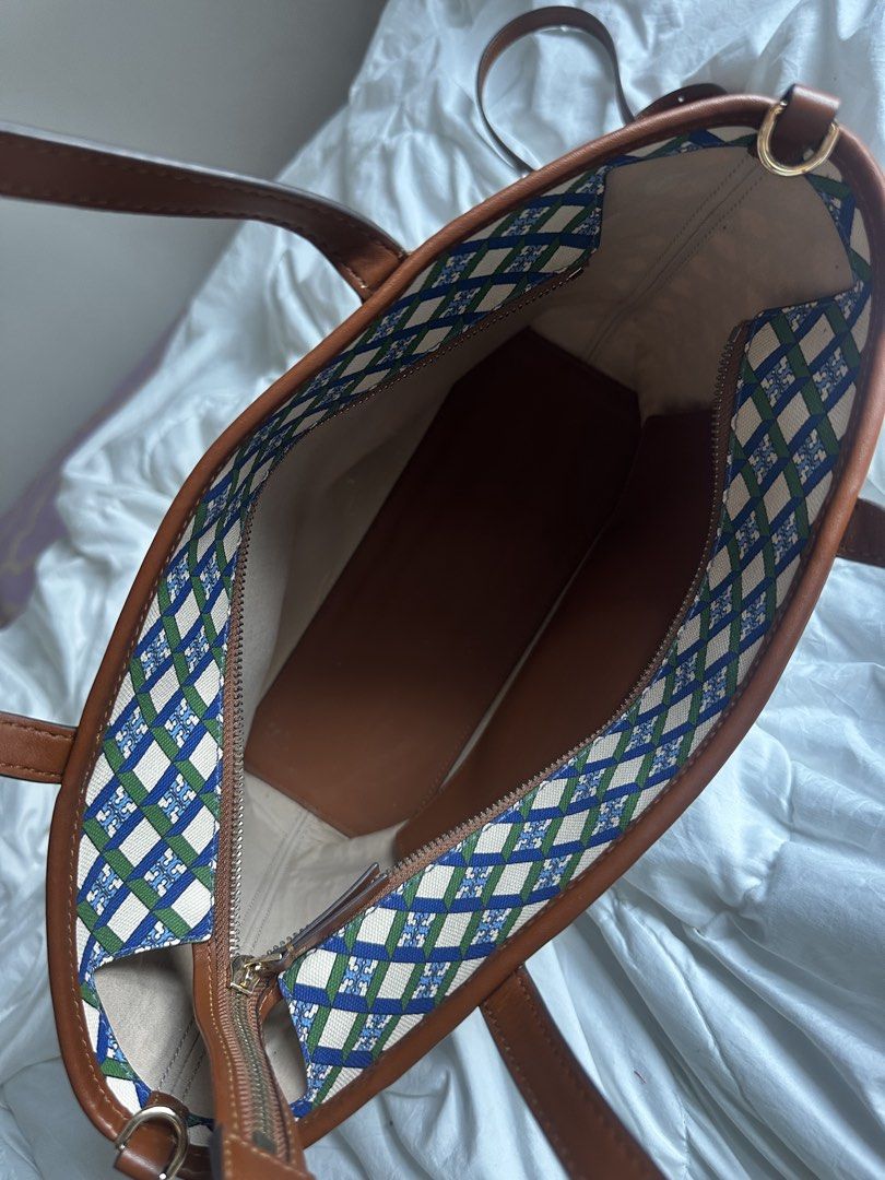 Tory Burch Tote Bag - Monogram Print (Category: Luxury Bags & Wallets) located in Manila. Submitted by ckaicee9249143 (Listing ID 1440251216, Image 2). Description: 💯ORIGINAL Lightly used Meet up or del Loc: makati.