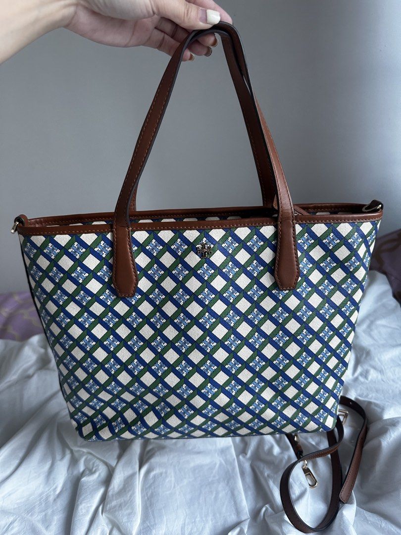 Tory Burch Tote Bag - Monogram Print (Category: Luxury Bags & Wallets) located in Manila. Submitted by ckaicee9249143 (Listing ID 1440251216, Image 1). Description: 💯ORIGINAL Lightly used Meet up or del Loc: makati.