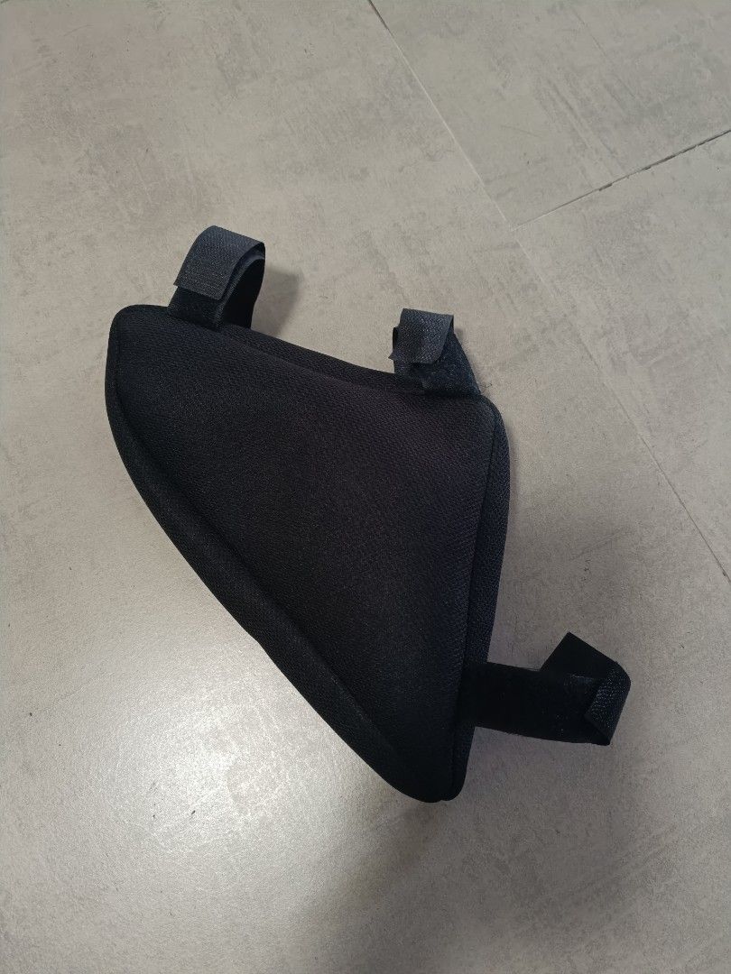 Triangular Bike Frame Bag (Category: Bicycles) located in Antipolo. Submitted by sndybllr77 (Listing ID 1440221623, Image 2). Description: For Sale: Triangular Bike Frame Bag Condition: Like New Color: Black Size: Pls see pictures Pickup at Francisville Subd. Mambugan, Antipolo.