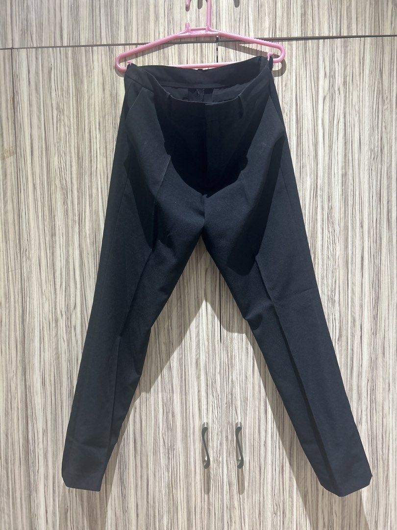 Uniqlo Black Straight Leg Pants (Category: Jeans) located in Pasig City. Submitted by sevyenti (Listing ID 1440384802, Image 1). Description: - Uniqlo Black Pants - Style: Straight Leg - Size: Waist 73cm, Hip 89cm - Material: 65% Polyester, 35% Rayon - Versatile: Ideal for work or casual outfits - Easy to Pair: Matches with any top.