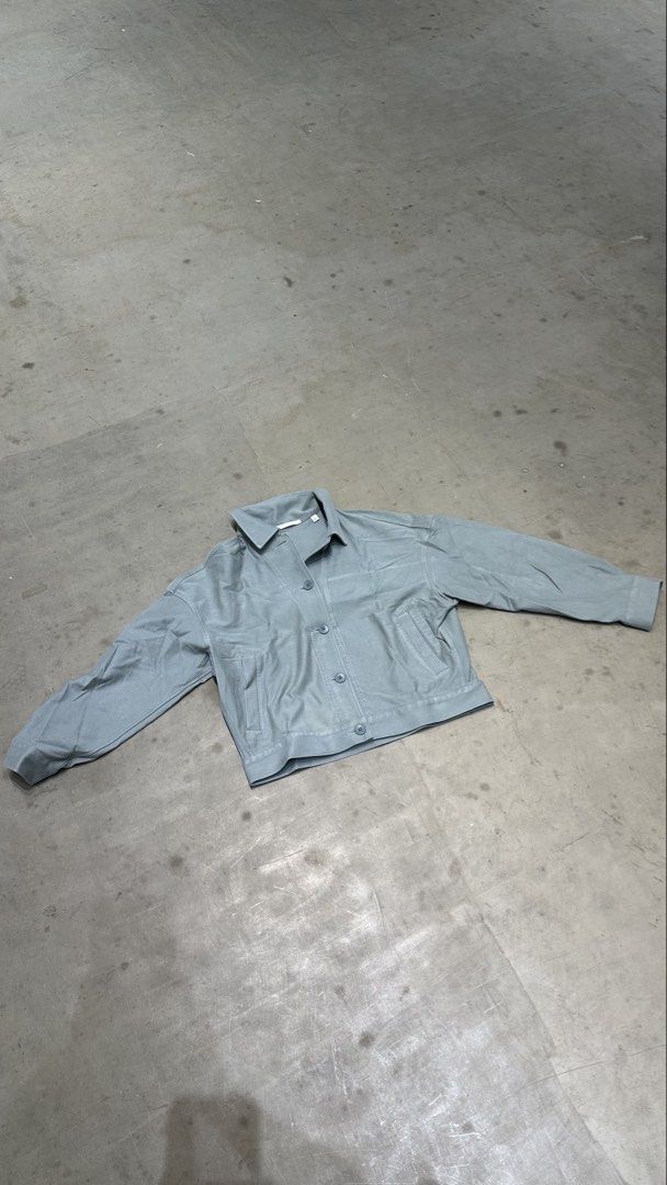 Uniqlo Jacket Blue/Gray size Small (Category: Coats, Jackets and Outerwear) located in Cagayan de Oro. Submitted by assorti.ph (Listing ID 1440351690, Image 1). Description: .