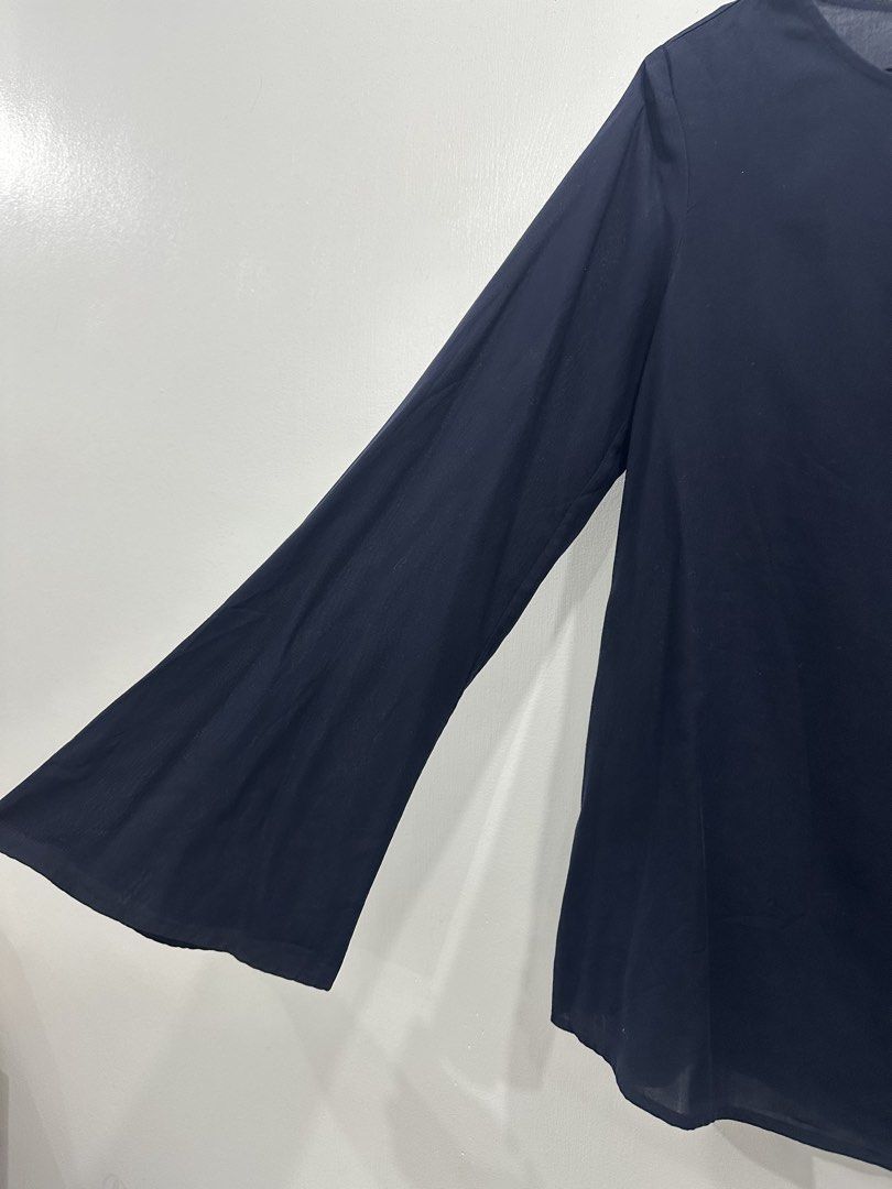 Uniqlo Rayon Flare Sleeve Blouse (Category: Longsleeves) located in Quezon City. Submitted by tepgo (Listing ID 1440347121, Image 3). Description: Condition: like new Measurements: B 19 : L 23 : W: 21.5 inches On Tag: M Mode of Payment: Gcash/Maribank/Bank (RCBC/BDO/BPI) Shipment via J&T / Lalamove / Angkaspadala / Grab Rfs: decluttering .