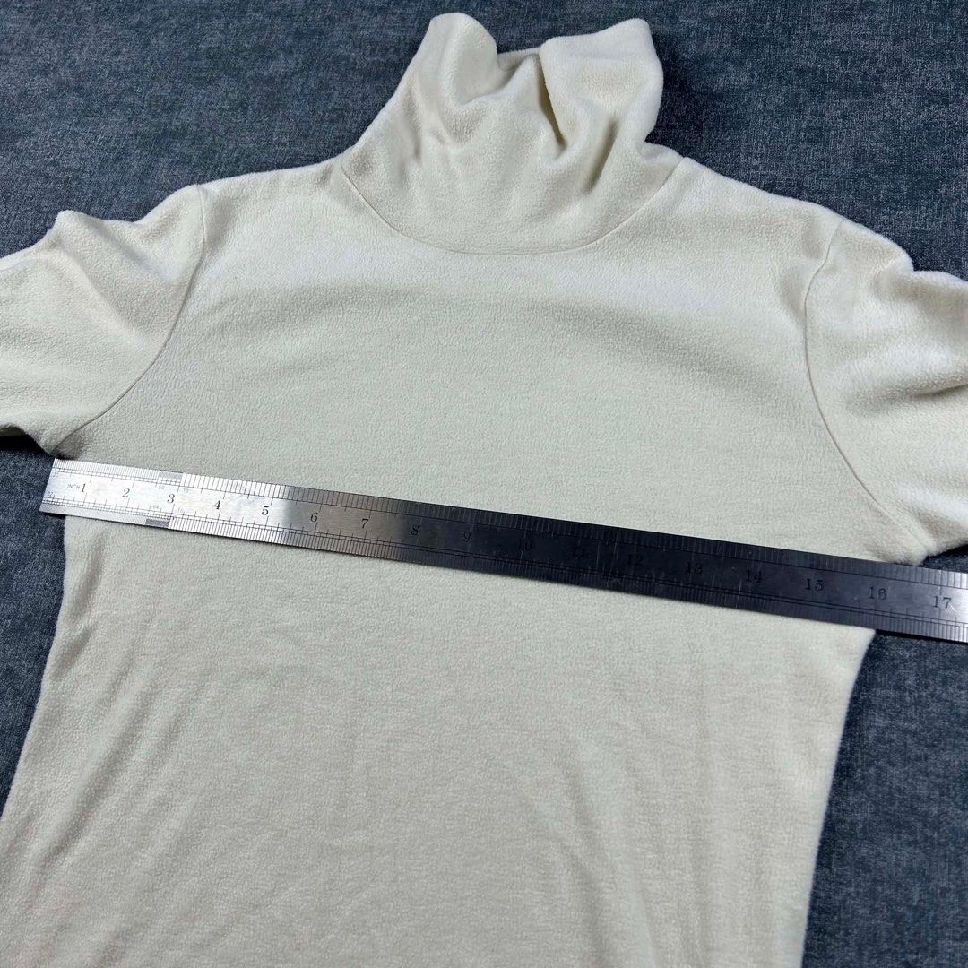 Uniqlo Turtleneck Long Sleeves (Category: Longsleeves) located in Manila. Submitted by emvishop (Listing ID 1440267868, Image 2). Description: Uniqlo Turtleneck Long Sleeves Price: PHP 250 Size: Medium Dimension: 16.5 x 23.5 Condition: Good Condition Issue: Need Wash Store SKU: IHM0152 Please don’t hesitate to message us for inquiries or assistance with your transaction. (take note that the color may appear different due to lighting conditions).