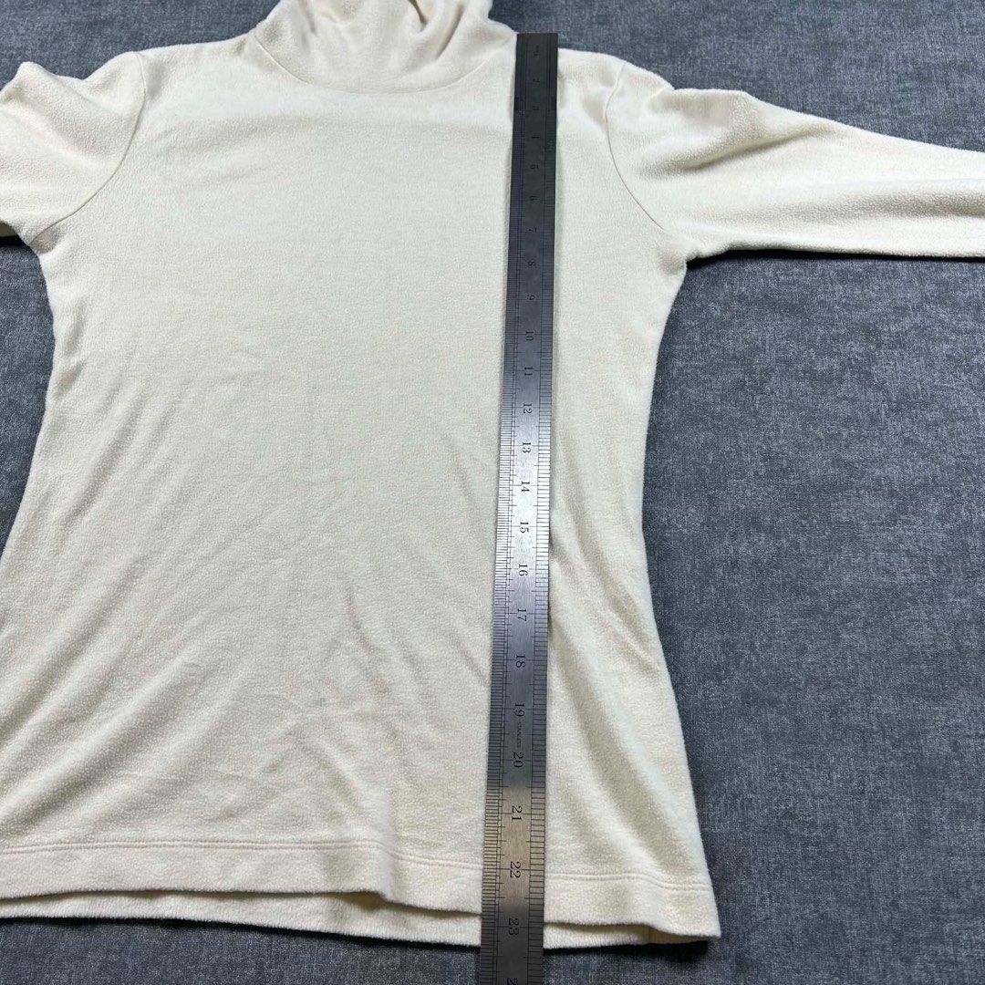 Uniqlo Turtleneck Long Sleeves (Category: Longsleeves) located in Manila. Submitted by emvishop (Listing ID 1440267868, Image 3). Description: Uniqlo Turtleneck Long Sleeves Price: PHP 250 Size: Medium Dimension: 16.5 x 23.5 Condition: Good Condition Issue: Need Wash Store SKU: IHM0152 Please don’t hesitate to message us for inquiries or assistance with your transaction. (take note that the color may appear different due to lighting conditions).