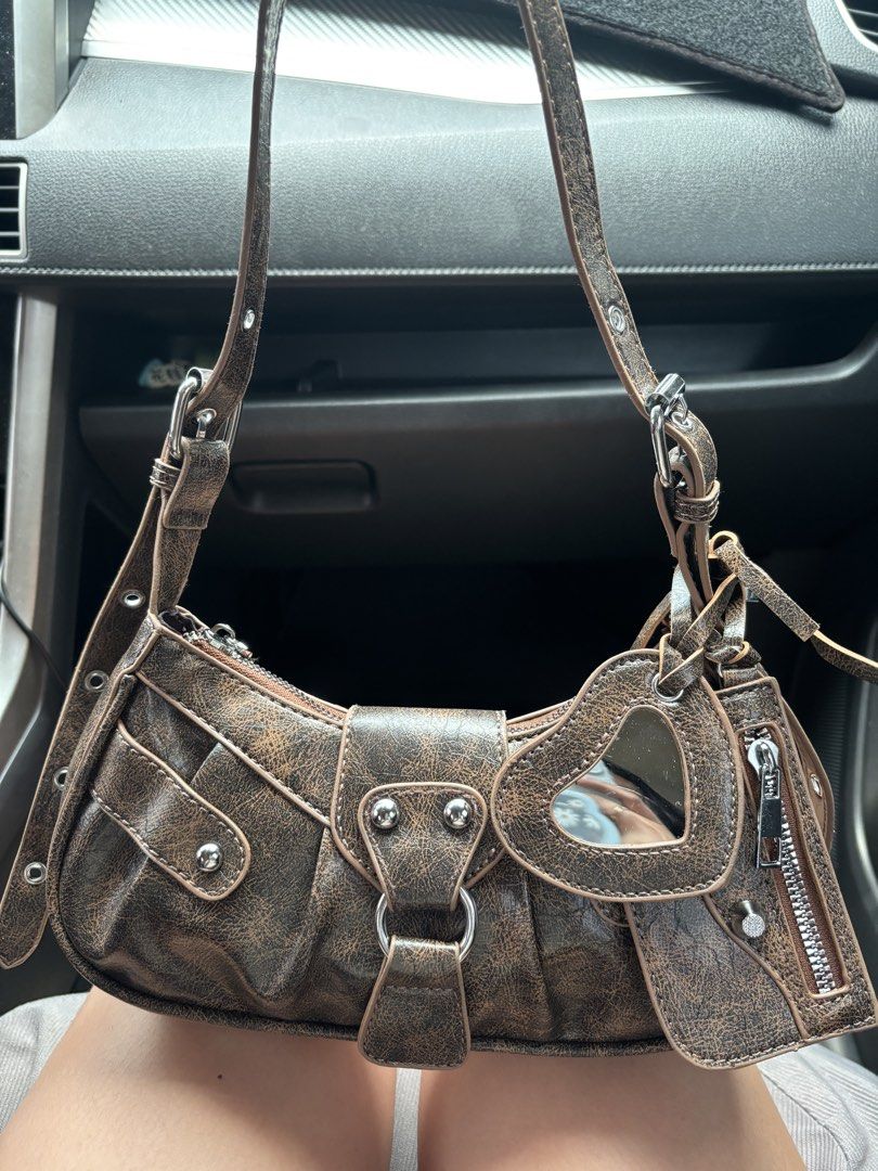 Vintage bag (Category: Shoulder Bags) located in Manila. Submitted by abyyyyregio (Listing ID 1440236629, Image 1). Description: .