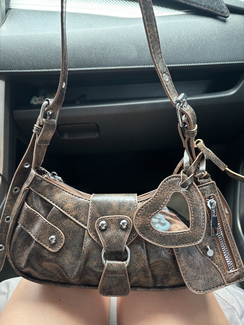 Vintage bag (Category: Shoulder Bags) located in Manila. Submitted by abyyyyregio (Listing ID 1440236629, Image 2). Description: .
