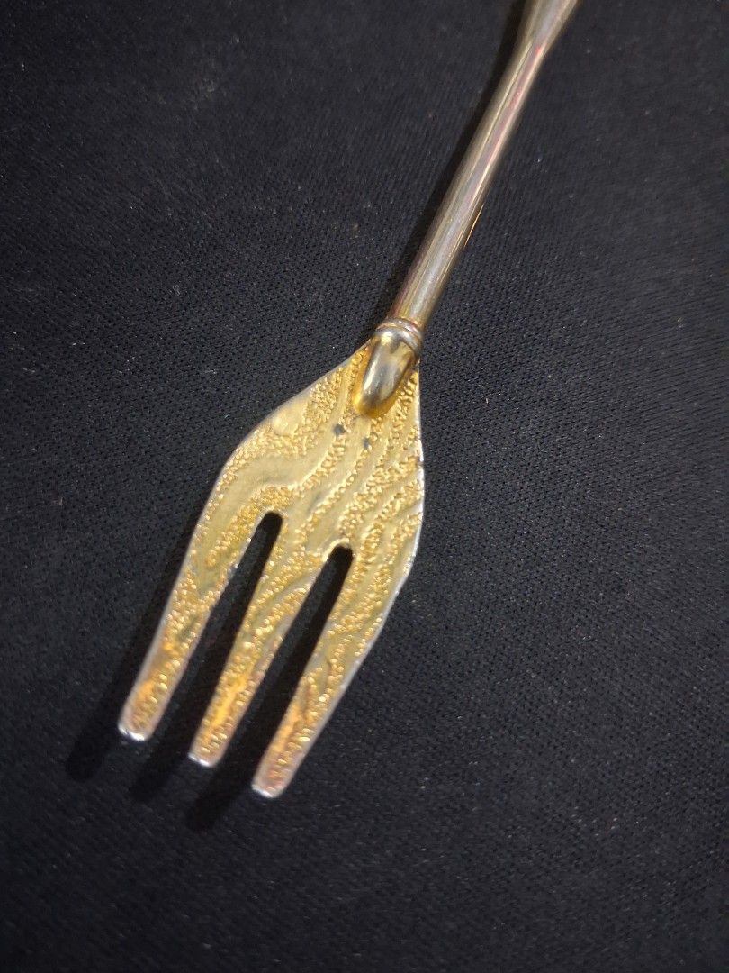 Vintage Fork 24k Gold Plated Marking (Category: Vintage Collectibles) located in Mandaluyong City. Submitted by daddyjpanlilio24 (Listing ID 1440245179, Image 2). Description: P 500+sf 13.5cm length Signs of fading Mandaluyong Shipping/payment: Gcash/Maya JNT, payment 1st no COD Lalamove, payment upon rider pick up.
