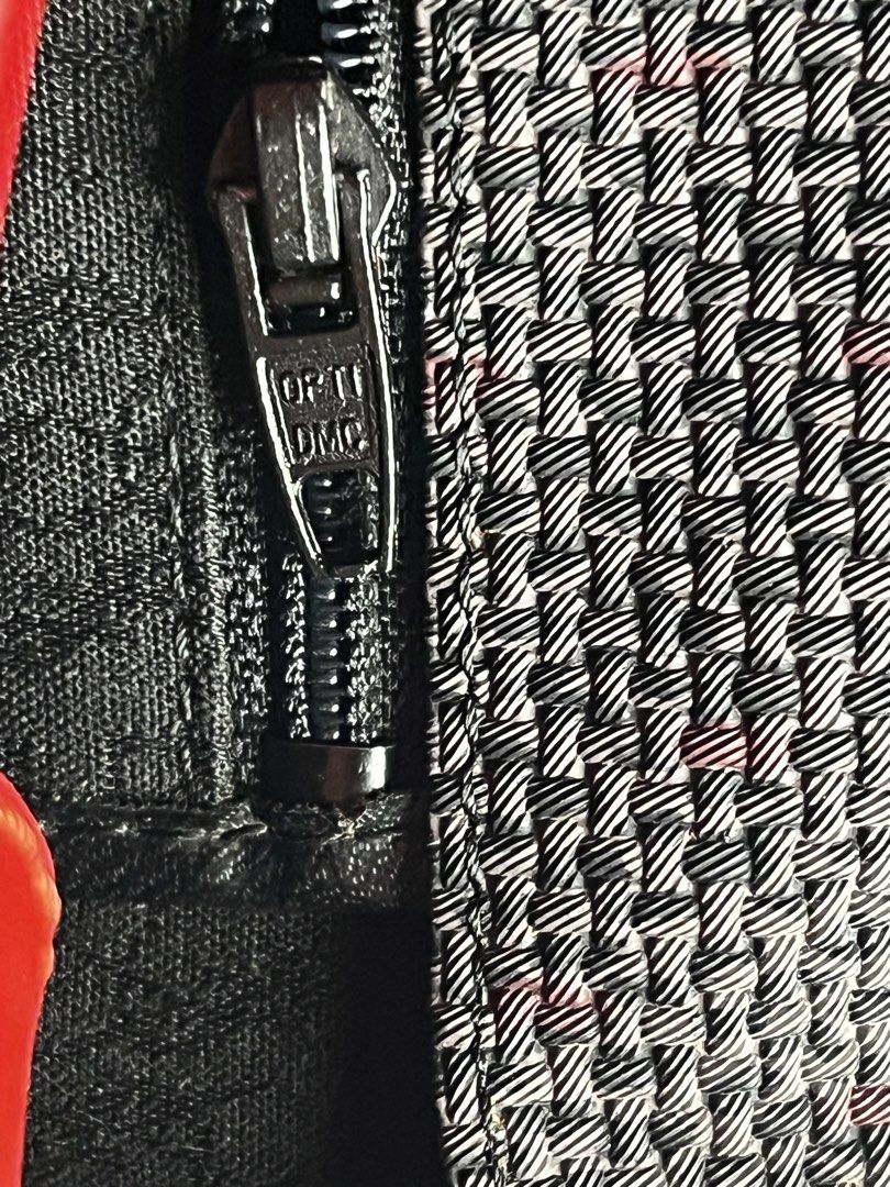 Vintage ysl bag (Category: Luxury Bags & Wallets) located in Manila. Submitted by hancebanana (Listing ID 1440356984, Image 3). Description: minor flaw.