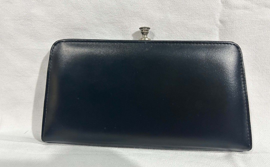 Vivienne Vintage Party Pouch (Category: Purses & Pouches) located in Cavite. Submitted by jp477 (Listing ID 1440244392, Image 3). Description: Vivienne Vintage Wallet /Pouch Closure: Retro- inspired metallic kiss lock/ clasp frame fastening from Japan Surplus with signs of usage ..inside .preloved..