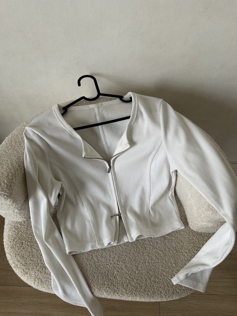 White double zip jacket (Category: Coats, Jackets and Outerwear) located in Bacoor. Submitted by dm_preloved (Listing ID 1440284587, Image 1). Description: .