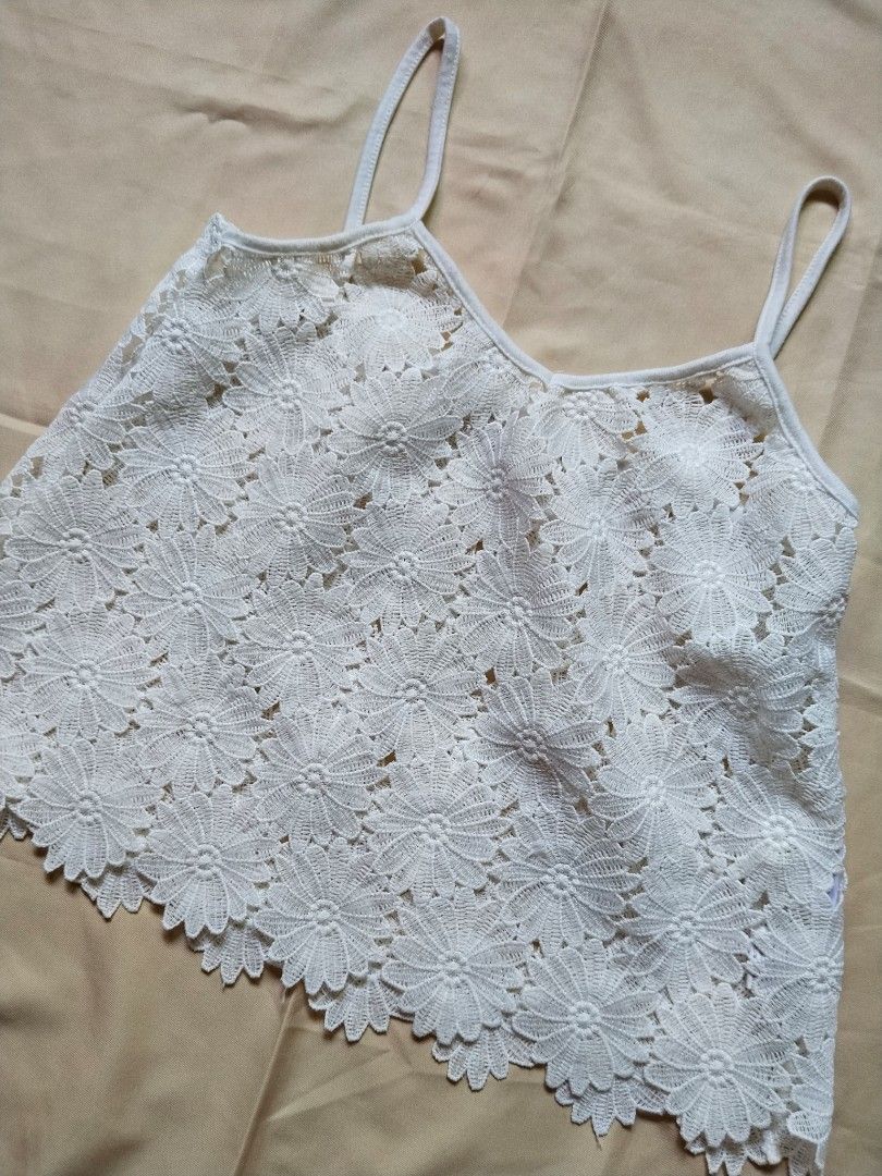 White Floral Crochet Tank Top (Category: Sleeveless) located in Daraga. Submitted by timeless_thread (Listing ID 1440224847, Image 2). Description: In very good condition.