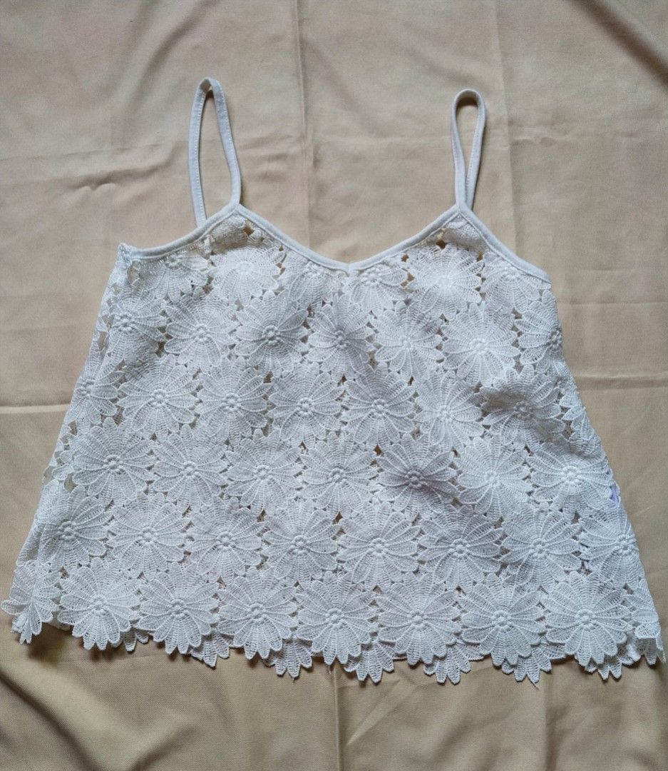 White Floral Crochet Tank Top (Category: Sleeveless) located in Daraga. Submitted by timeless_thread (Listing ID 1440224847, Image 1). Description: In very good condition.