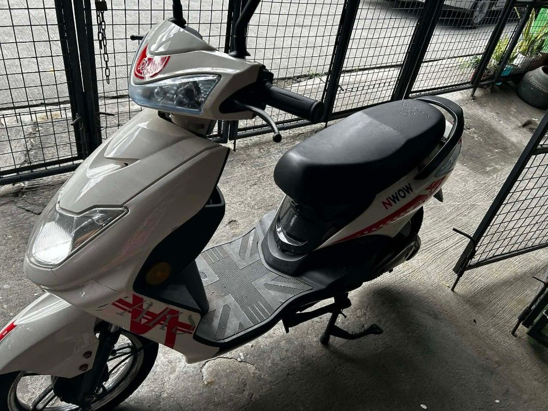 White NWOW Electric Scooter (Category: Motorbikes for Sale) located in Taguig. Submitted by jla2005 (Listing ID 1440310340, Image 2). Description: - White NWOW electric scooter - Features stylish red accents - Equipped with a kickstand - Ready for its next owner -lady owned unit -price is negotiable -only used every Thursday RFS: funds will be used for chemotherapy.