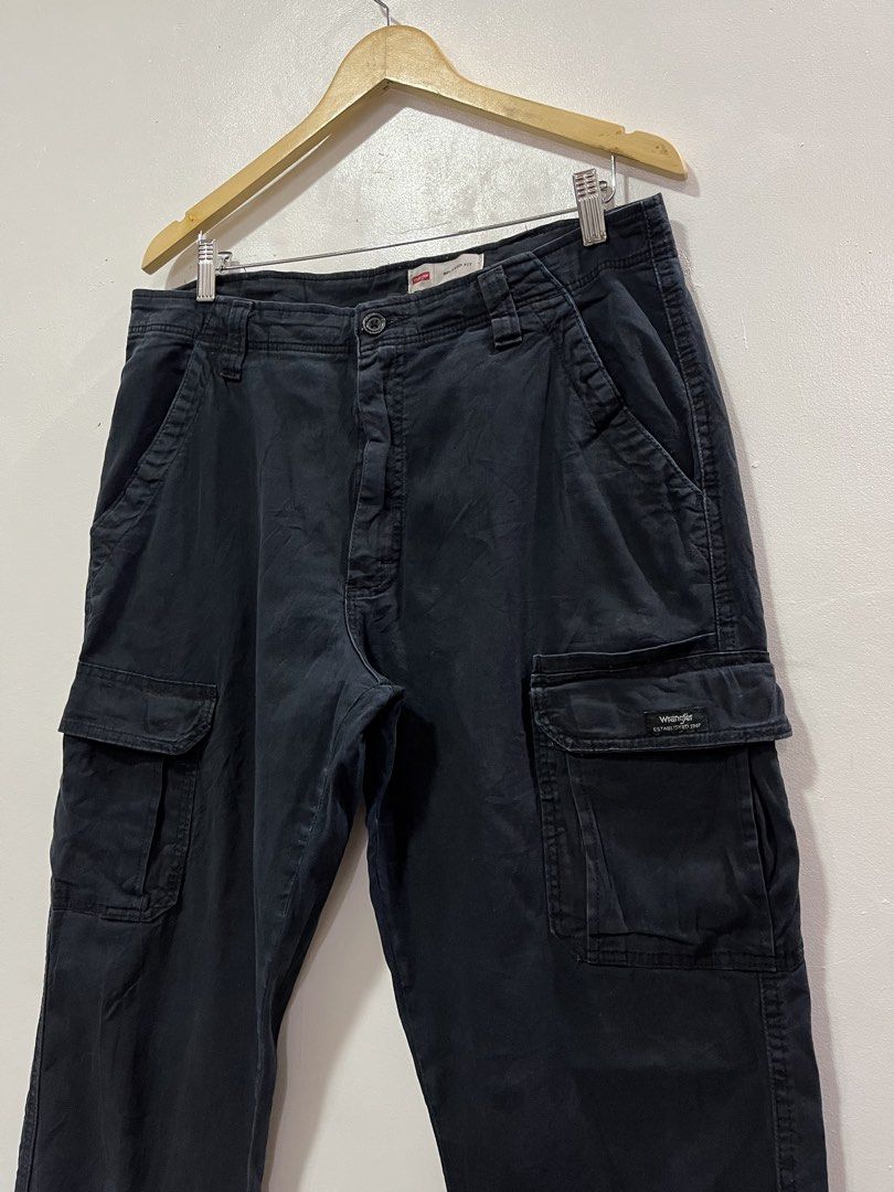 Wrangler Relaxed Fit Cargo Pants Black (Category: Jeans) located in Baliuag. Submitted by TOCThrift (Listing ID 1440240519, Image 3). Description: W R A N G L E R Cargo Pants Size 34 on tag 34-36 waist | 43 Length Excellent Condition No issue 680 + SF Baliwag, Bulacan.