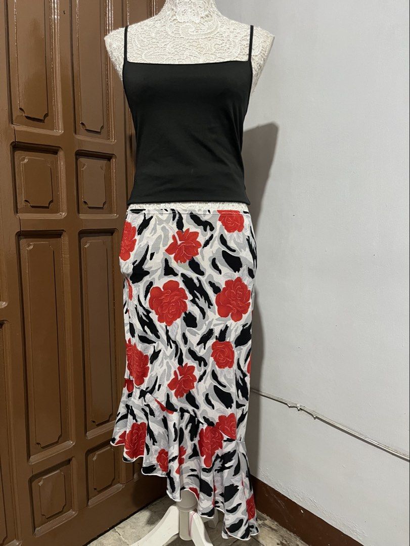 y2k floral rose skirt (Category: Skirts) located in Manila. Submitted by love_ashie (Listing ID 1440299910, Image 1). Description: Small size (can fit to 27-30 waistline and it’s kinda stretchy) Top not included NO BRAND No any flaws Pm me for more details.