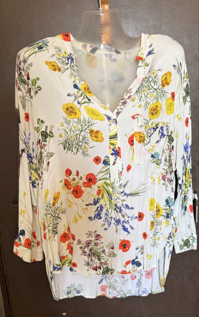 ZARA floral chiffon blouse (Category: Blouses) located in Malabon City. Submitted by everythinggoeson (Listing ID 1440269303, Image 1). Description: zara size large preloved.