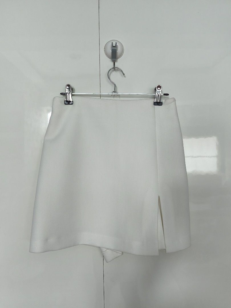 Zara White Skirt Short (Category: Shorts) located in Manila. Submitted by smilefashion08 (Listing ID 1440214143, Image 1). Description: Original Zara 2,395.