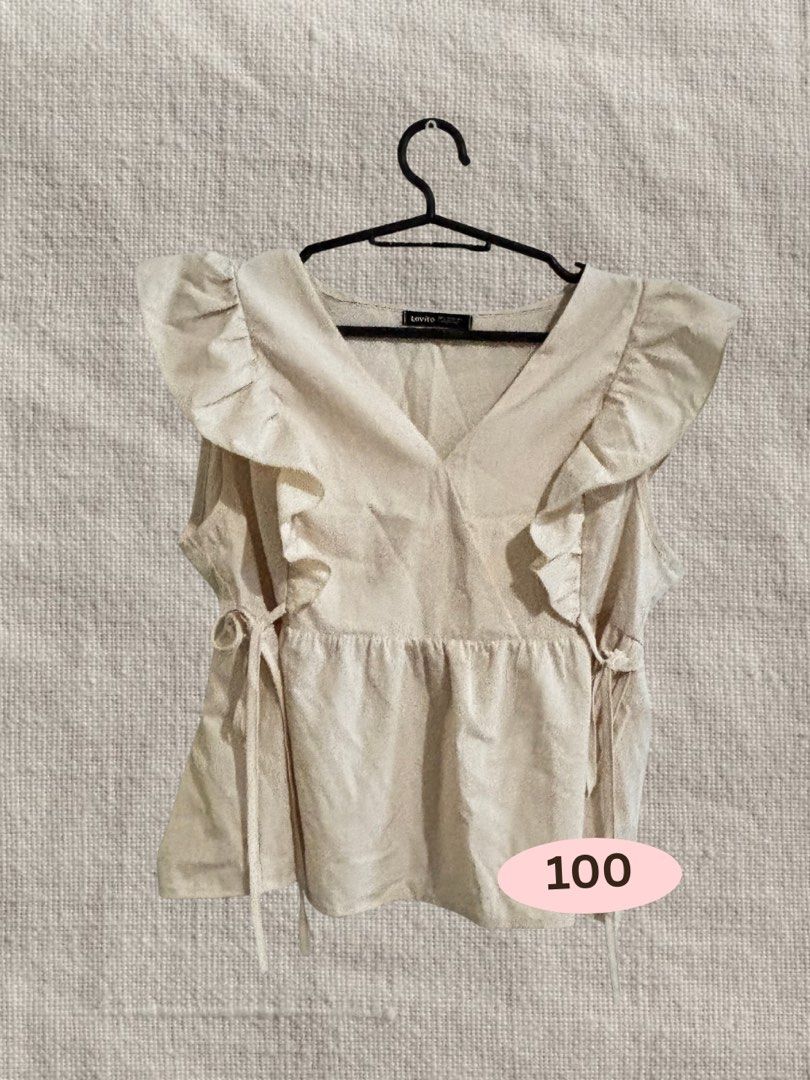 100 PESOS EACH BLOUSES TRENDY TOPS (Category: Blouses) located in Bacoor. Submitted by ea0.5 (Listing ID 1440481698, Image 3). Description: Pm mee.
