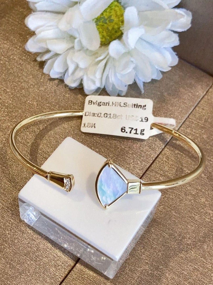 18k HongKong setting gold diamond divas dream bangle (Category: Bracelets) located in Manila. Submitted by bhelgoldseller2ndaccount (Listing ID 1440397127, Image 3). Description: New!!✨New!!✨New!! 18k HongKong setting Gold 💯pawnable/naisasanla 💯with high appraisal rate 💯good investment 💯Direct supplier price 👉OPEN for resellers 🌺please take time to evaluate their actual sizes and grams 👉Best panggift for all occasions ✅ Sold per grams not 