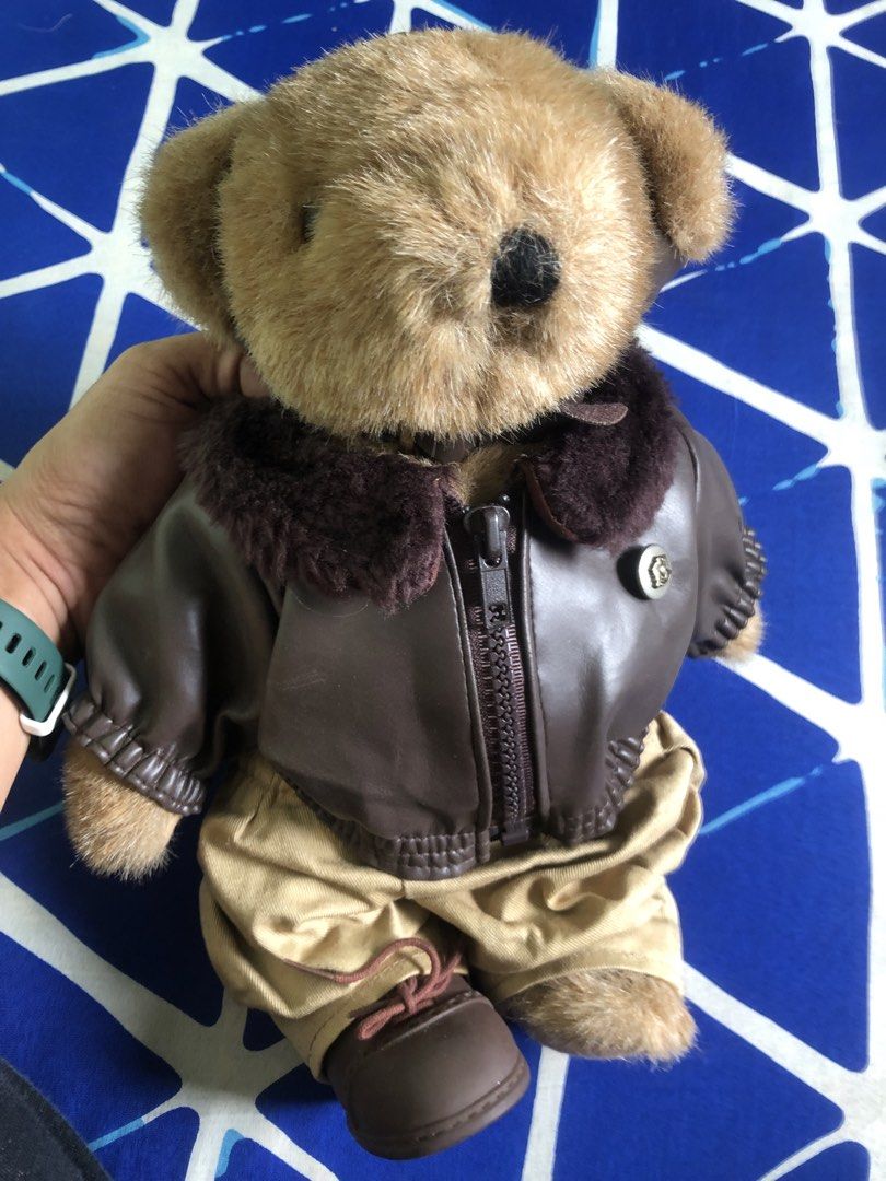 1992 Vintage air pilot plush doll bear (Category: Plushies & Soft Toys) located in Quezon City. Submitted by markgolveo (Listing ID 1440398477, Image 2). Description: 1992 Vintage air pilot plush doll bear Missing right shoe.