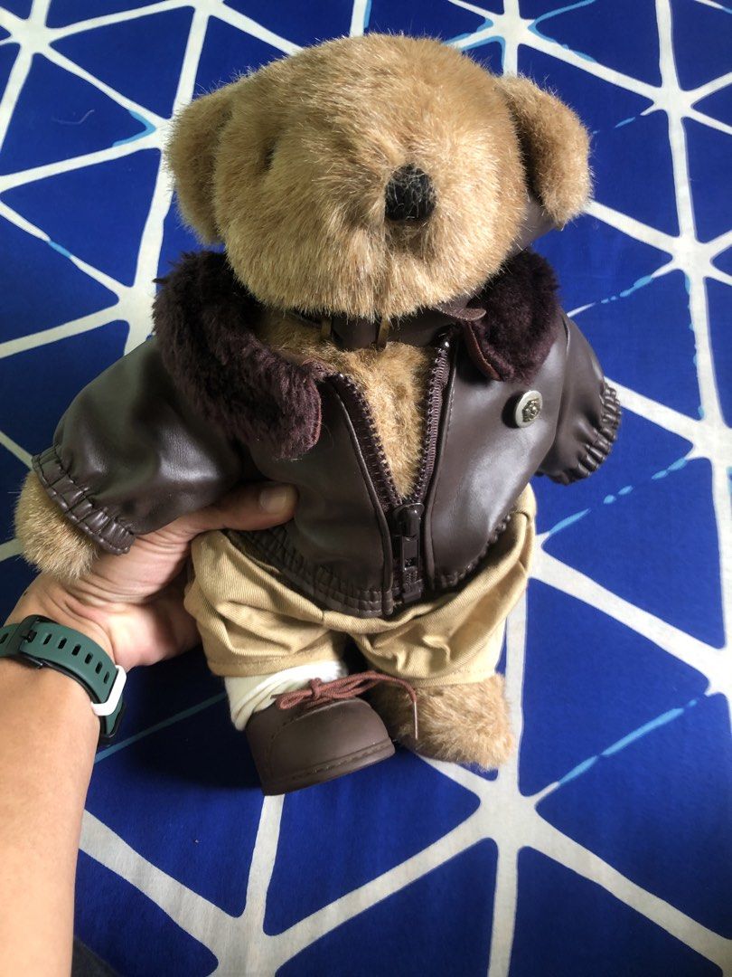 1992 Vintage air pilot plush doll bear (Category: Plushies & Soft Toys) located in Quezon City. Submitted by markgolveo (Listing ID 1440398477, Image 1). Description: 1992 Vintage air pilot plush doll bear Missing right shoe.