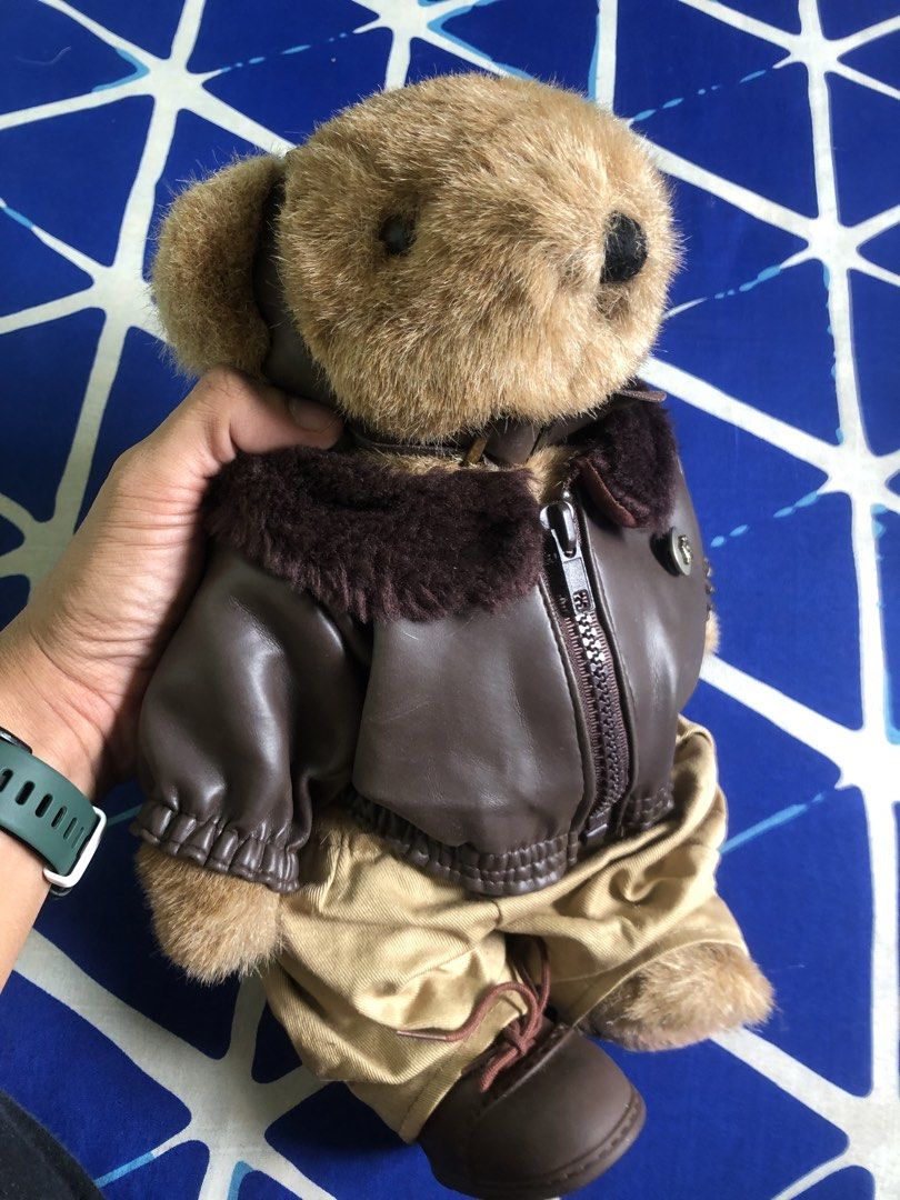 1992 Vintage air pilot plush doll bear (Category: Plushies & Soft Toys) located in Quezon City. Submitted by markgolveo (Listing ID 1440398477, Image 3). Description: 1992 Vintage air pilot plush doll bear Missing right shoe.