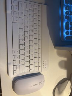 White Wireless Keyboard and Mouse Set473401376364963840